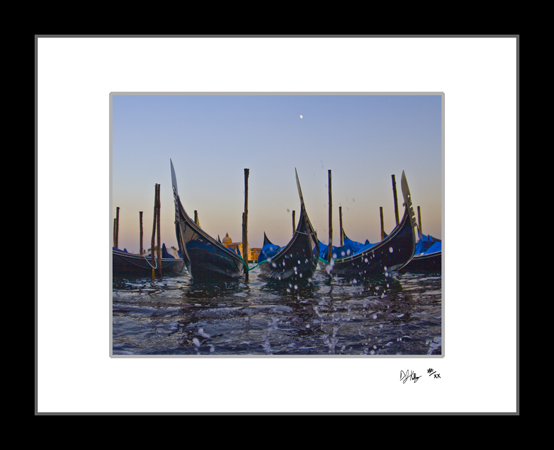 Splashing Gondolas - Venice, Italy (7386_GondolasSplash) - Damian Kolbay Photography